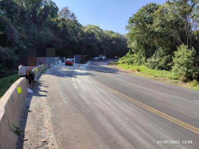 N. Laranjeiras: Carreta tomba na BR 277 e tem a carga saqueada.